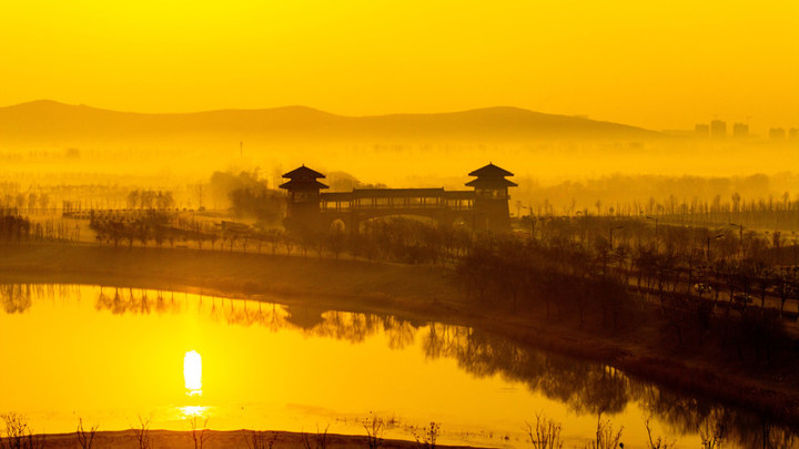 2025年1月3日，安徽省淮北绿金湖国家湿地公园清晨在晨雾、阳光的映衬下美如一幅水墨画卷。
