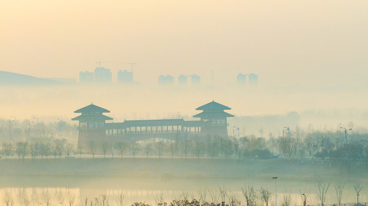 2025年1月3日，安徽省淮北绿金湖国家湿地公园清晨在晨雾、阳光的映衬下美如一幅水墨画卷。
