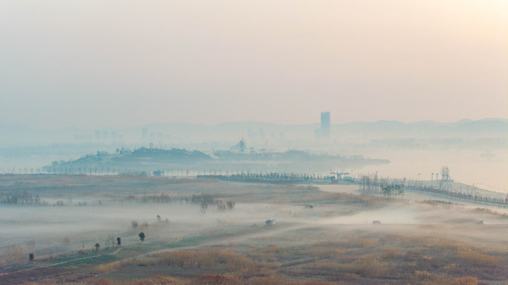 2025年1月3日，安徽省淮北绿金湖国家湿地公园清晨在晨雾、阳光的映衬下美如一幅水墨画卷。
