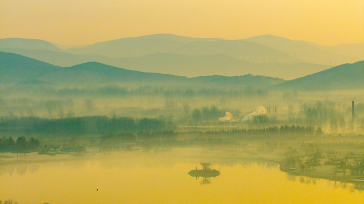 2025年1月3日，安徽省淮北绿金湖国家湿地公园清晨在晨雾、阳光的映衬下美如一幅水墨画卷。
