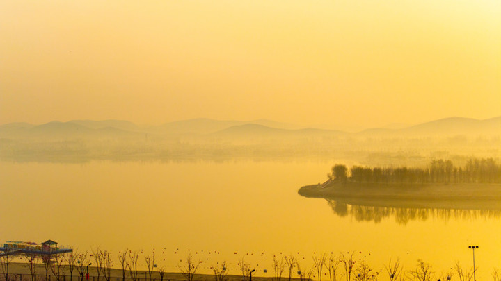 2025年1月3日，安徽省淮北绿金湖国家湿地公园清晨在晨雾、阳光的映衬下美如一幅水墨画卷。
