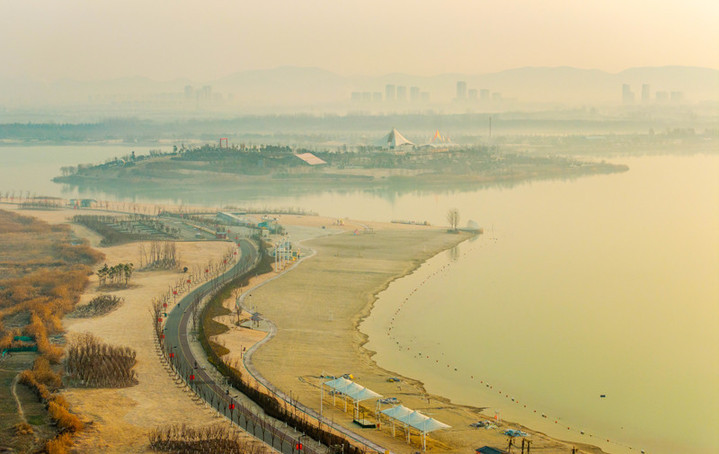 2025年1月3日，安徽省淮北绿金湖国家湿地公园清晨在晨雾、阳光的映衬下美如一幅水墨画卷。来源：视觉中国

