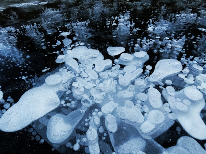 2025年1月2日，北京门头沟区，一个小水库里美丽的冰泡。
