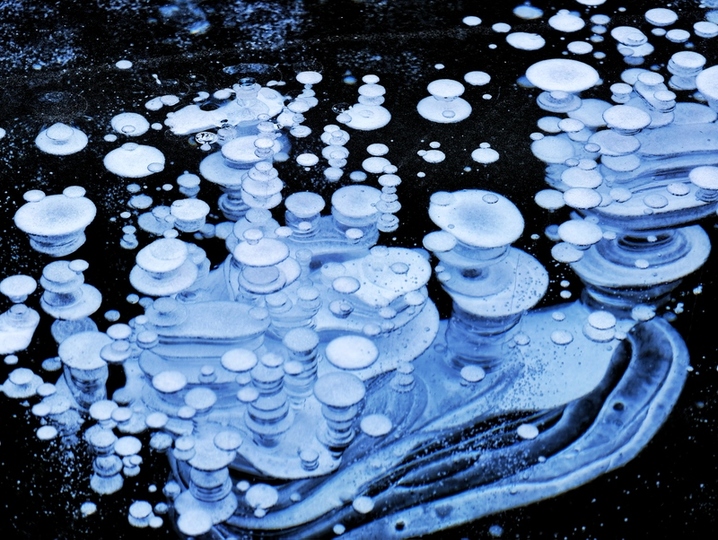 2025年1月2日，北京门头沟区，一个小水库里美丽的冰泡。
