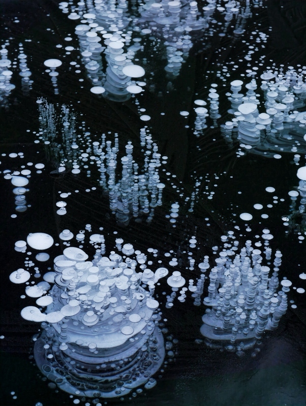 2025年1月2日，北京门头沟区，一个小水库里美丽的冰泡。
