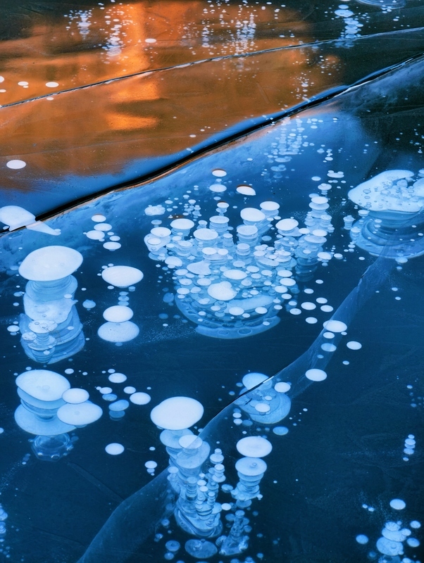 2025年1月2日，北京门头沟区，一个小水库里美丽的冰泡。
