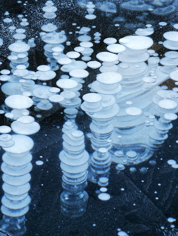 2025年1月2日，北京门头沟区，一个小水库里美丽的冰泡。来源：杨军/视觉中国

