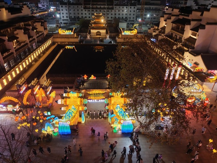 2025年1月5日，南京，晚间的夫子庙核心景区，各式灯彩亮灯，迎接新春佳节的到来，整个景区流光溢彩、灯火璀璨，年味十足。