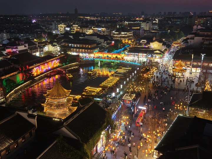 2025年1月5日，南京，晚间的夫子庙核心景区，各式灯彩亮灯，迎接新春佳节的到来，整个景区流光溢彩、灯火璀璨，年味十足。