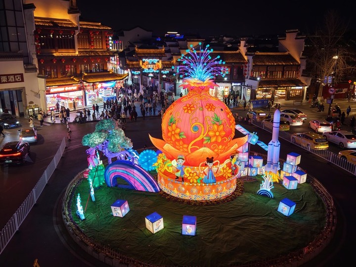 2025年1月5日，南京，晚间的夫子庙核心景区，各式灯彩亮灯，迎接新春佳节的到来，整个景区流光溢彩、灯火璀璨，年味十足。