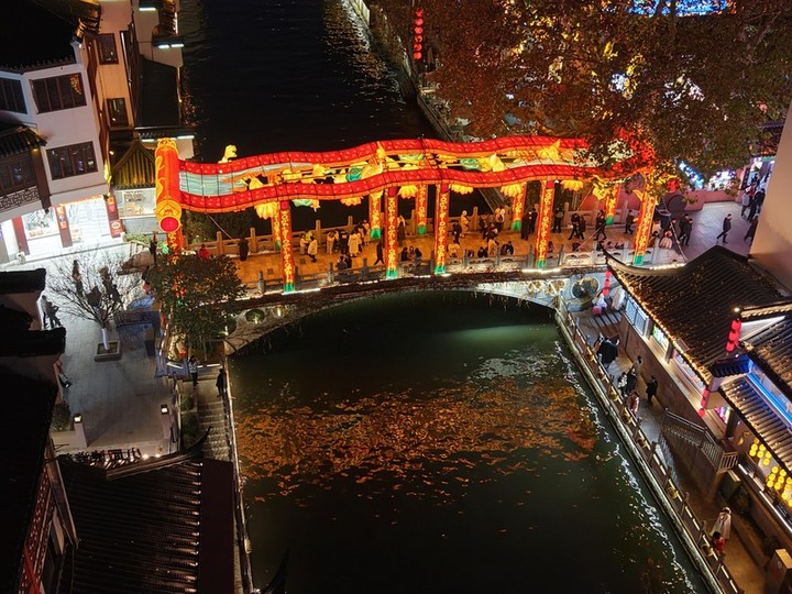 2025年1月5日，南京，晚间的夫子庙核心景区，各式灯彩亮灯，迎接新春佳节的到来，整个景区流光溢彩、灯火璀璨，年味十足。