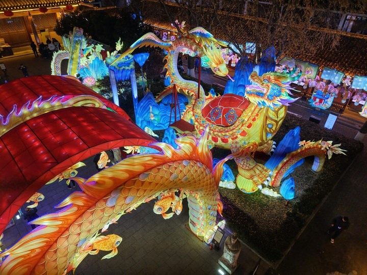 2025年1月5日，南京，晚间的夫子庙核心景区，各式灯彩亮灯，迎接新春佳节的到来，整个景区流光溢彩、灯火璀璨，年味十足。