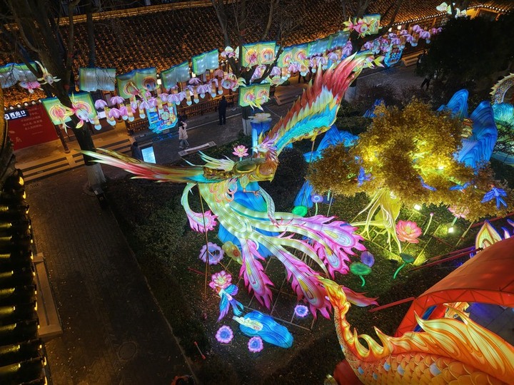 2025年1月5日，南京，晚间的夫子庙核心景区，各式灯彩亮灯，迎接新春佳节的到来，整个景区流光溢彩、灯火璀璨，年味十足。来源：视觉中国