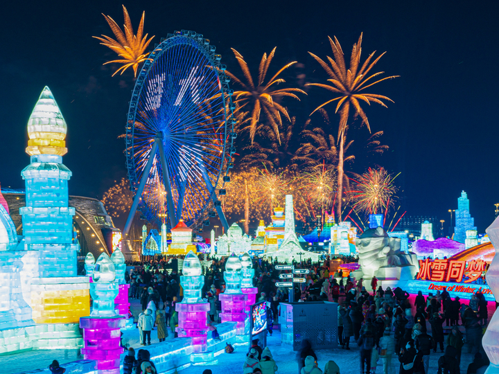 2025年1月5日，第41届中国·哈尔滨国际冰雪节在哈尔滨冰雪大世界盛大启幕，在冰雪大世界园区，礼花升空朵朵绽放与无人机表演同台竞技，市民游客在园区里拍照、打滑梯充分体验着哈尔滨冰雪乐趣。