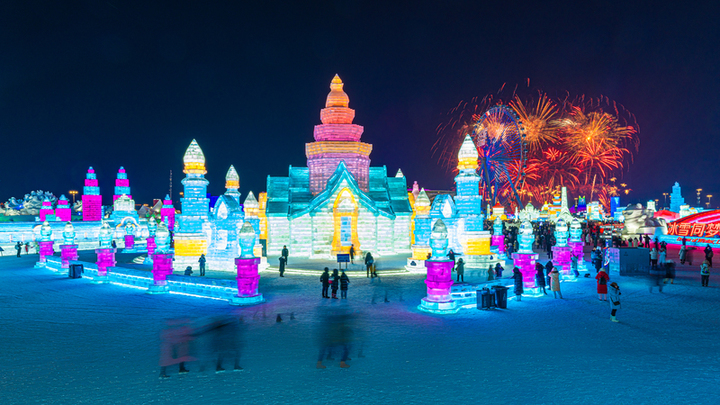 2025年1月5日，第41届中国·哈尔滨国际冰雪节在哈尔滨冰雪大世界盛大启幕，在冰雪大世界园区，礼花升空朵朵绽放与无人机表演同台竞技，市民游客在园区里拍照、打滑梯充分体验着哈尔滨冰雪乐趣。