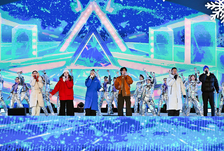 2025年1月5日，第41届中国·哈尔滨国际冰雪节在哈尔滨冰雪大世界盛大启幕，在冰雪大世界园区，礼花升空朵朵绽放与无人机表演同台竞技，市民游客在园区里拍照、打滑梯充分体验着哈尔滨冰雪乐趣。