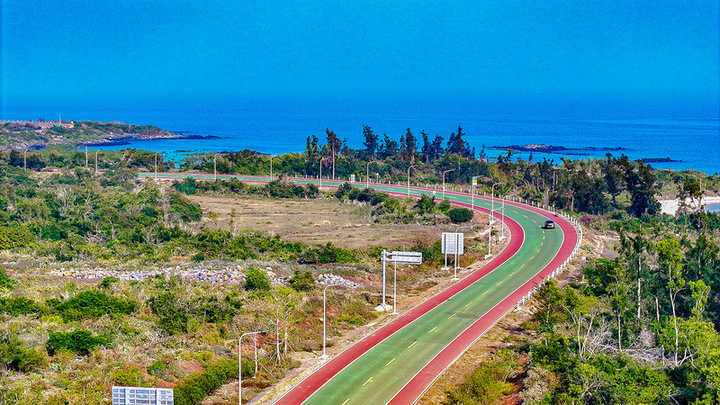 2025年1月6日，海南儋州，峨蔓火山海岸。峨蔓火山海岸位于海南省儋州市峨蔓镇西海岸，这里是100万年前火山喷发后，由火山喷发或喷溢出的物质堆积而形成的海岸。由北向南绵延四公里，最高点39米。峨蔓火山海岸具有多个时期的火山喷发和熔岩流入海景观，兼具火山岩地层剖面、熔岩流构造遗迹和古生物遗迹。其中，火山地貌和水体景观遗迹为公园内最重要的特色地质景观。樊瑞林/视觉中国
