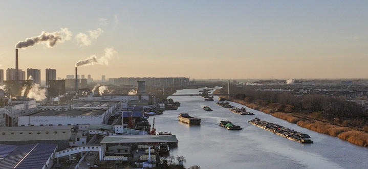 2025年1月9日，京杭大运河江苏淮安段，运输各类物资的货船往来穿梭，一派繁忙景象。