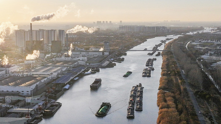 2025年1月9日，京杭大运河江苏淮安段，运输各类物资的货船往来穿梭，一派繁忙景象。