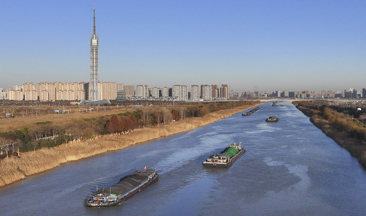 2025年1月9日，京杭大运河江苏淮安段，运输各类物资的货船往来穿梭，一派繁忙景象。