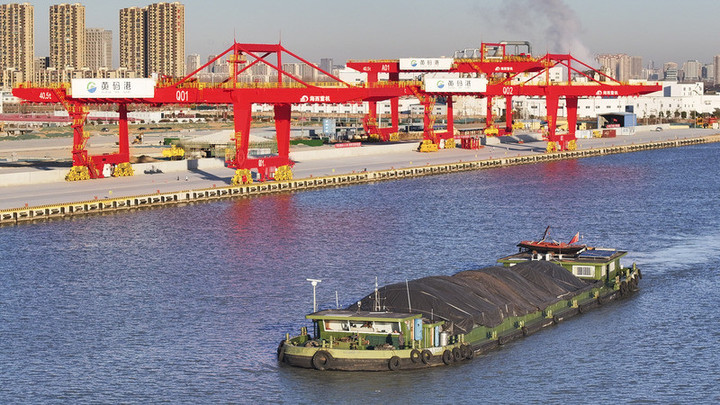 2025年1月9日，京杭大运河江苏淮安段，运输各类物资的货船往来穿梭，一派繁忙景象。