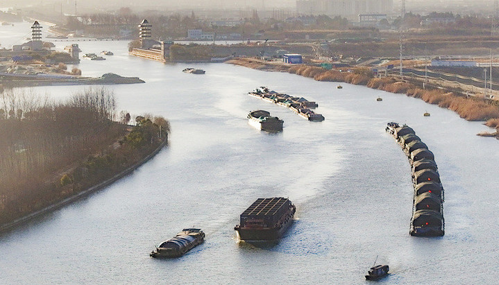 2025年1月9日，京杭大运河江苏淮安段，运输各类物资的货船往来穿梭，一派繁忙景象。