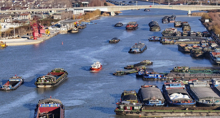 2025年1月9日，京杭大运河江苏淮安段，运输各类物资的货船往来穿梭，一派繁忙景象。