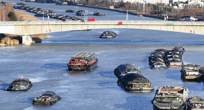 2025年1月9日，京杭大运河江苏淮安段，运输各类物资的货船往来穿梭，一派繁忙景象。