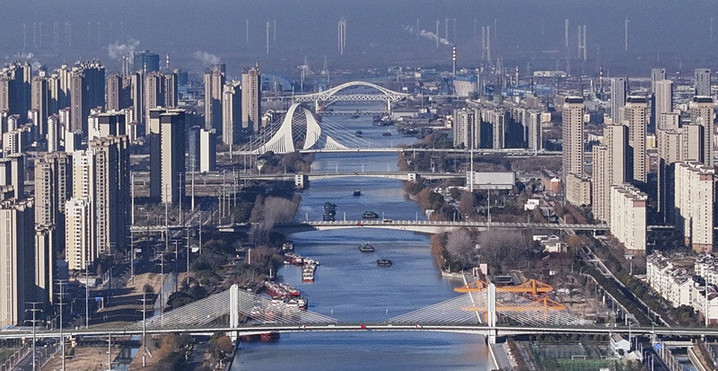 2025年1月9日，京杭大运河江苏淮安段，运输各类物资的货船往来穿梭，一派繁忙景象。签约供稿人/视觉中国
