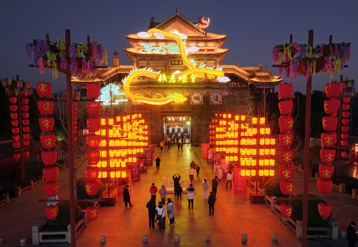 2025年1月18日，浙江省金华市，横店清明上河图景区首届浙江文旅宣推官挑战赛暨2025“畅游东阳”横店上元灯会燃灯大典启幕。