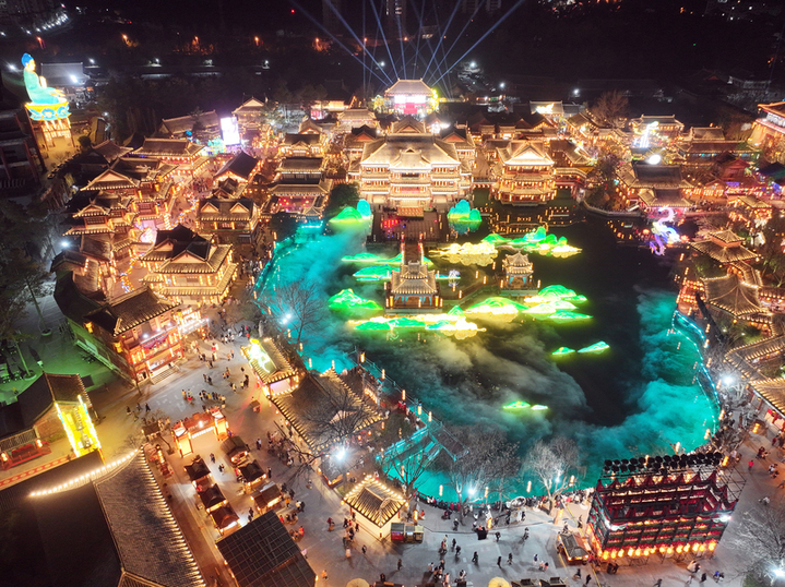 2025年1月18日，浙江省金华市，横店清明上河图景区首届浙江文旅宣推官挑战赛暨2025“畅游东阳”横店上元灯会燃灯大典启幕。