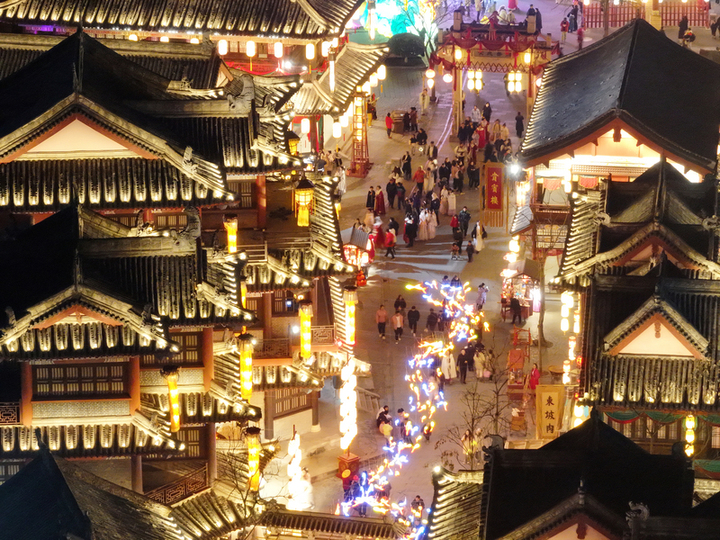 2025年1月18日，浙江省金华市，横店清明上河图景区首届浙江文旅宣推官挑战赛暨2025“畅游东阳”横店上元灯会燃灯大典启幕。