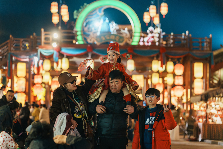 2025年1月18日，浙江省金华市，横店清明上河图景区首届浙江文旅宣推官挑战赛暨2025“畅游东阳”横店上元灯会燃灯大典启幕。