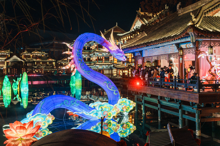 2025年1月18日，浙江省金华市，横店清明上河图景区首届浙江文旅宣推官挑战赛暨2025“畅游东阳”横店上元灯会燃灯大典启幕。