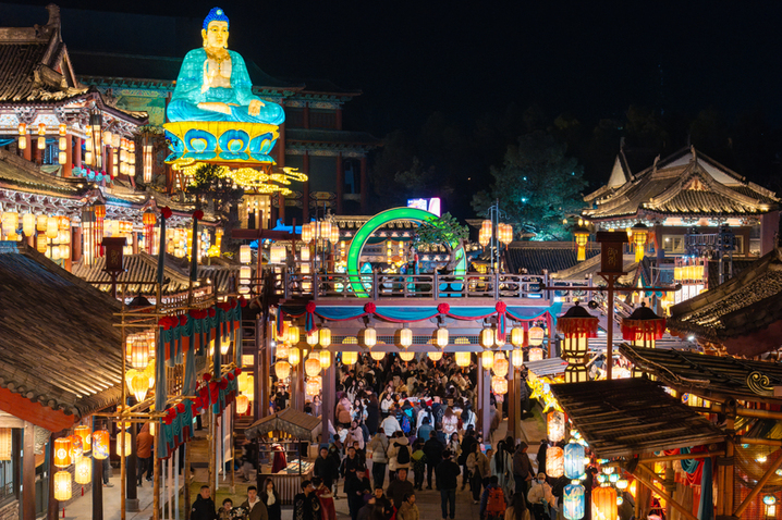 2025年1月18日，浙江省金华市，横店清明上河图景区首届浙江文旅宣推官挑战赛暨2025“畅游东阳”横店上元灯会燃灯大典启幕。