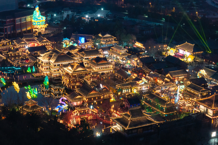 2025年1月18日，浙江省金华市，横店清明上河图景区首届浙江文旅宣推官挑战赛暨2025“畅游东阳”横店上元灯会燃灯大典启幕。