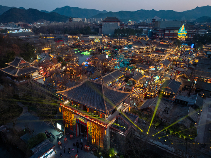 2025年1月18日，浙江省金华市，横店清明上河图景区首届浙江文旅宣推官挑战赛暨2025“畅游东阳”横店上元灯会燃灯大典启幕。楼冀阳/视觉中国