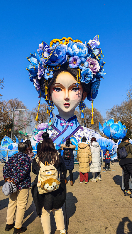 2025年1月20日，山东济南大明湖公园，游客打卡“夏雨荷”花灯。