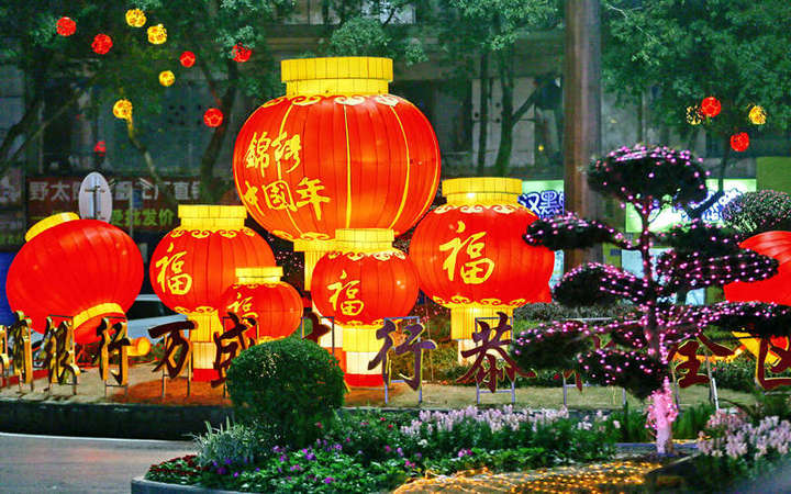 2025年1月20日晚，重庆市万盛经开区的城市街头被火红喜庆的迎春灯饰装扮一新，光与影不断交错，灯与景完美相融。