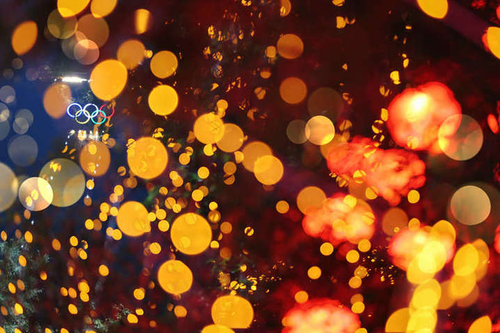 2025年1月20日晚，重庆市万盛经开区的城市街头被火红喜庆的迎春灯饰装扮一新，光与影不断交错，灯与景完美相融。