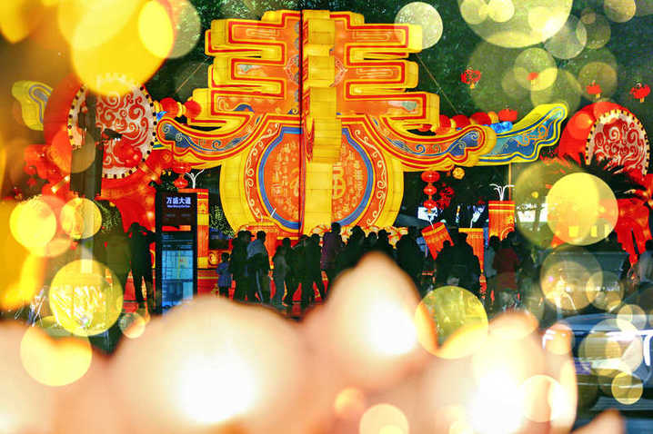 2025年1月20日晚，重庆市万盛经开区的城市街头被火红喜庆的迎春灯饰装扮一新，光与影不断交错，灯与景完美相融。