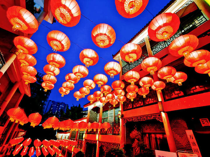 2025年1月20日晚，重庆市万盛经开区的城市街头被火红喜庆的迎春灯饰装扮一新，光与影不断交错，灯与景完美相融。