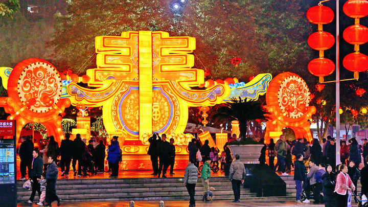 2025年1月20日晚，重庆市万盛经开区的城市街头被火红喜庆的迎春灯饰装扮一新，光与影不断交错，灯与景完美相融。王泸州/视觉中国