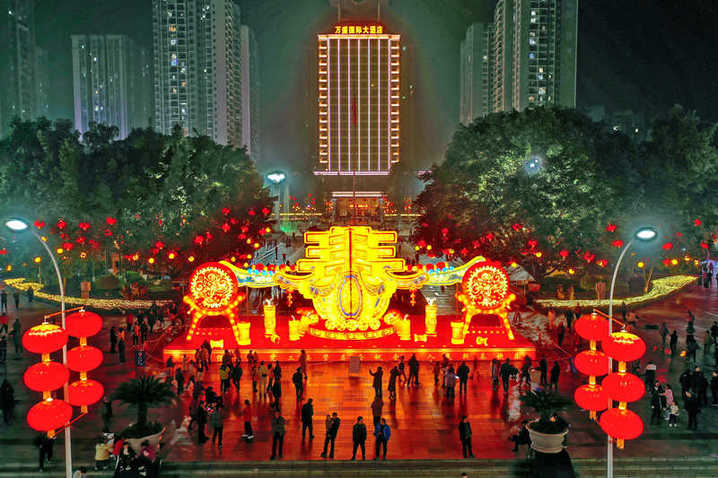 2025年1月20日晚，重庆市万盛经开区的城市街头被火红喜庆的迎春灯饰装扮一新，光与影不断交错，灯与景完美相融。