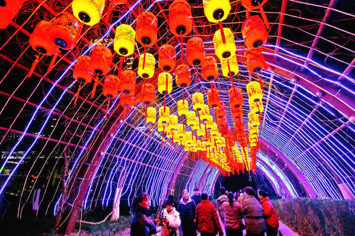 2025年1月20日晚，重庆市万盛经开区的城市街头被火红喜庆的迎春灯饰装扮一新，光与影不断交错，灯与景完美相融。