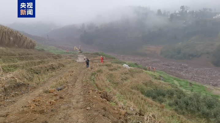 救援力量在滑坡现场搜寻