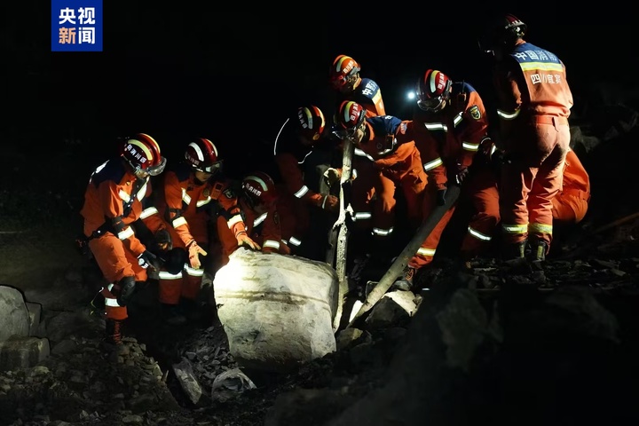 2月8日19时,消防救援人员利用搜救犬、生命探测仪从下至上对垮塌废墟进行搜索,对关键点位进行标注后,对废墟现场进行浅表搜救。
