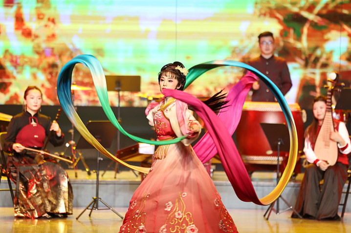 2025年5月12日，江苏省南通市，韩国国立国乐院的演员在表演农乐和小鼓舞综合节目。