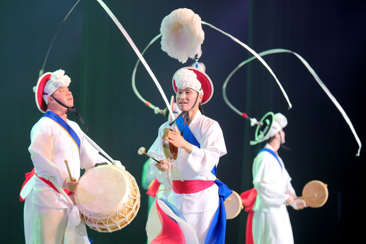 2025年5月12日，江苏省南通市，韩国国立国乐院的演员在表演农乐和小鼓舞综合节目。