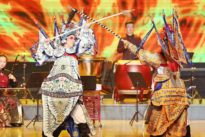 2025年5月12日，江苏省南通市，韩国国立国乐院的演员在表演农乐和小鼓舞综合节目。